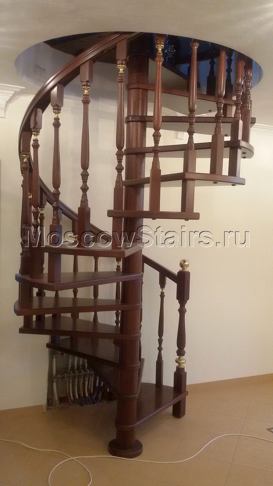 Деревянная лестница в Горках 10